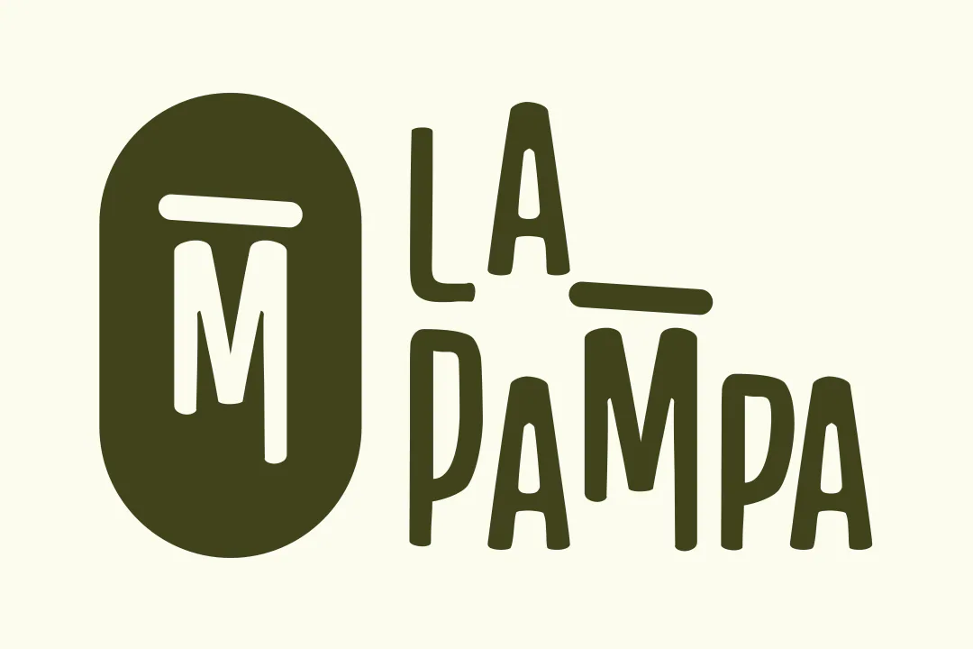 Logo de La PAMPA en vert olive sur fond crème : un M clair coiffé d’une barre dans un ovale allongé, et le nom écrit sur deux lignes à sa droite