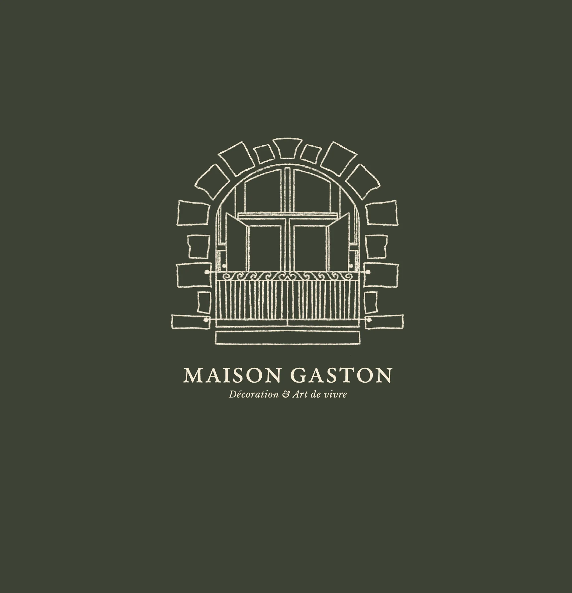 Logo Maison Gaston en beige sur fond vert olive : la fenêtre en arc, le nom en capitales et la signature Décoration et Art de vivre en italique.