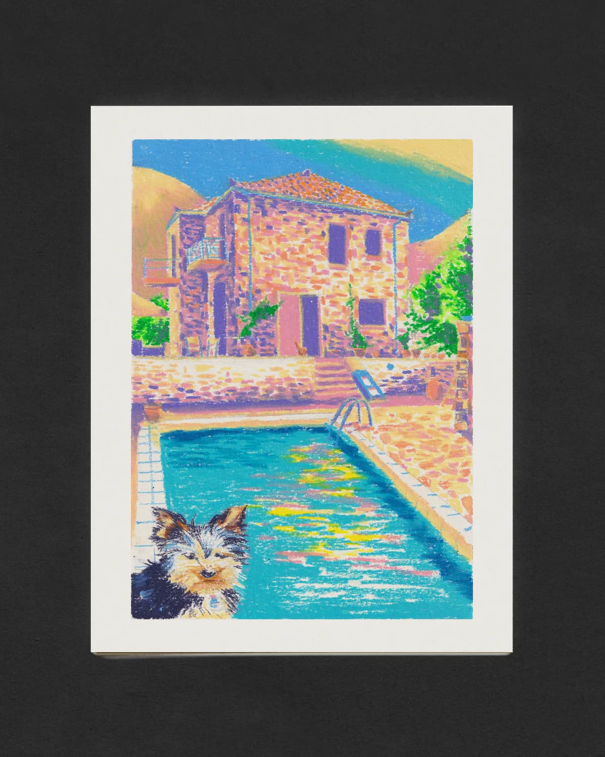 Le print Chien maison, une maison de pierre, sa piscine et un petit chien, présenté sur une feuille sur fond clair.